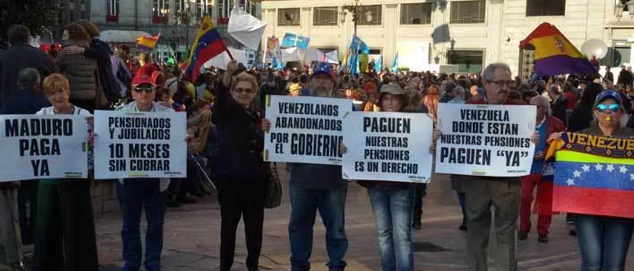 Venezolanos concentrados para pedir el pago de sus pensiones.