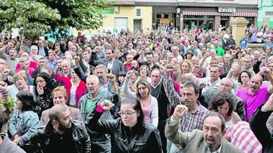 Sobre estas líneas, Llamazares, junto al féretro, y otros dirigentes de IU escuchan la intervención de Chus Pedro. A la izquierda, asistentes al acto.| j. r. silveira / f. rodríguez