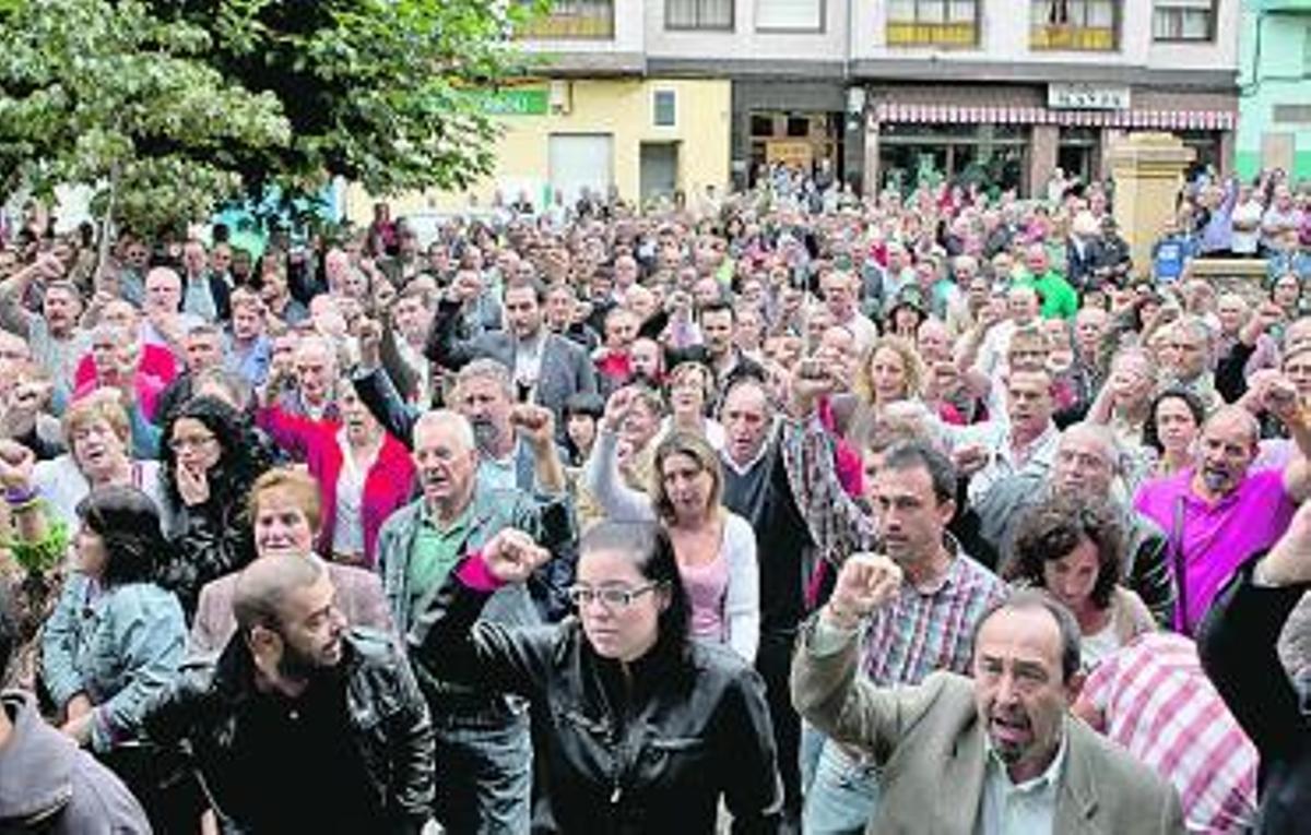 Sobre estas líneas, Llamazares, junto al féretro, y otros dirigentes de IU escuchan la intervención de Chus Pedro. A la izquierda, asistentes al acto.| j. r. silveira / f. rodríguez