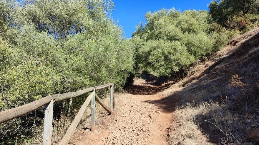 El Foro por la Memoria, IU y Podemos piden reponer los paneles del sendero de la guerrilla antifranquista