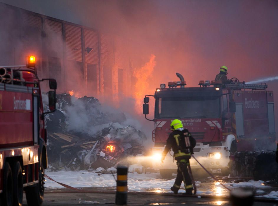 Más de una veintena de bomberos trabajaban anoche para sofocar el complicado incendio.