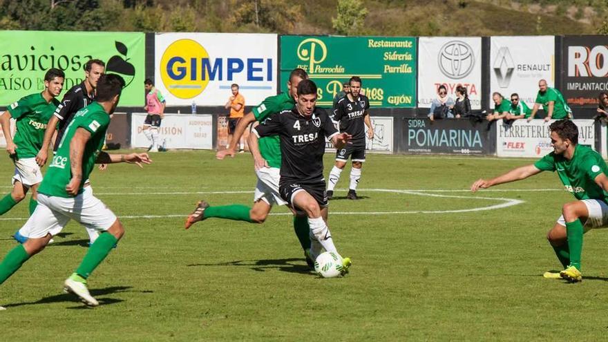 Mendi, rodeado de contrarios en un partido del Lealtad.