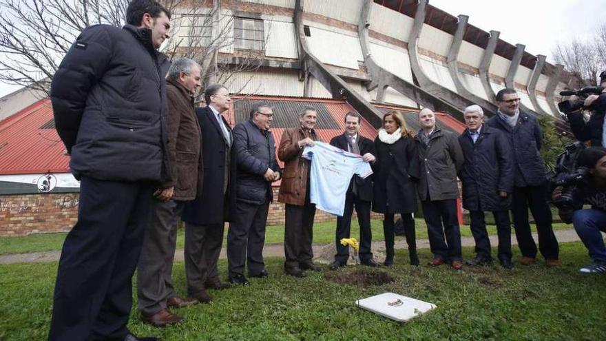 De izquierda a derecha: Julio Vargas, Pedro Posada, Antonio Rosendo, Ricardo Barros, Carlos Mouriño, Abel Caballero (ambos sostienen la camiseta del Celta), Carmela Silva, David Regades, Manel Fernández y Ángel Rivas, ayer, durante el inicio de las obras en Río. // Ricardo Grobas