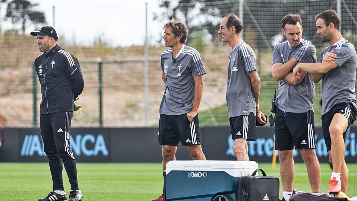 Coudet sigue las evoluciones de sus jugadores durante un reciente entrenamiento en Mos. |  // RC CELTA