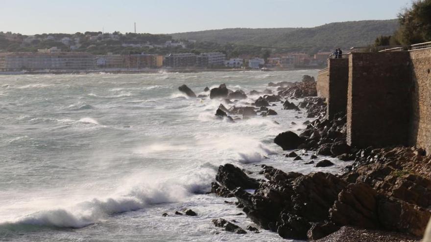 La situació de mala mar encara perdura, foto d&#039;ahir, a l&#039;Escala