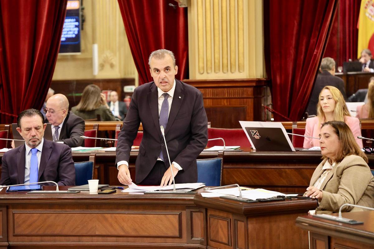 El conseller de Educación, Antoni Vera, esta mañana en el Parlament