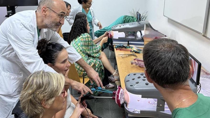 El Hospital do Salnés forma a especialistas en cirugía ginecológica sin cicatrices abdominales