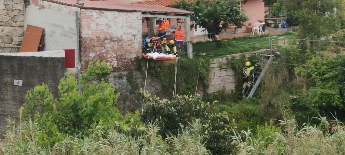 Los bomberos elevaron a la moañesa con una camilla de evacuación. |   // G. NÚÑEZ