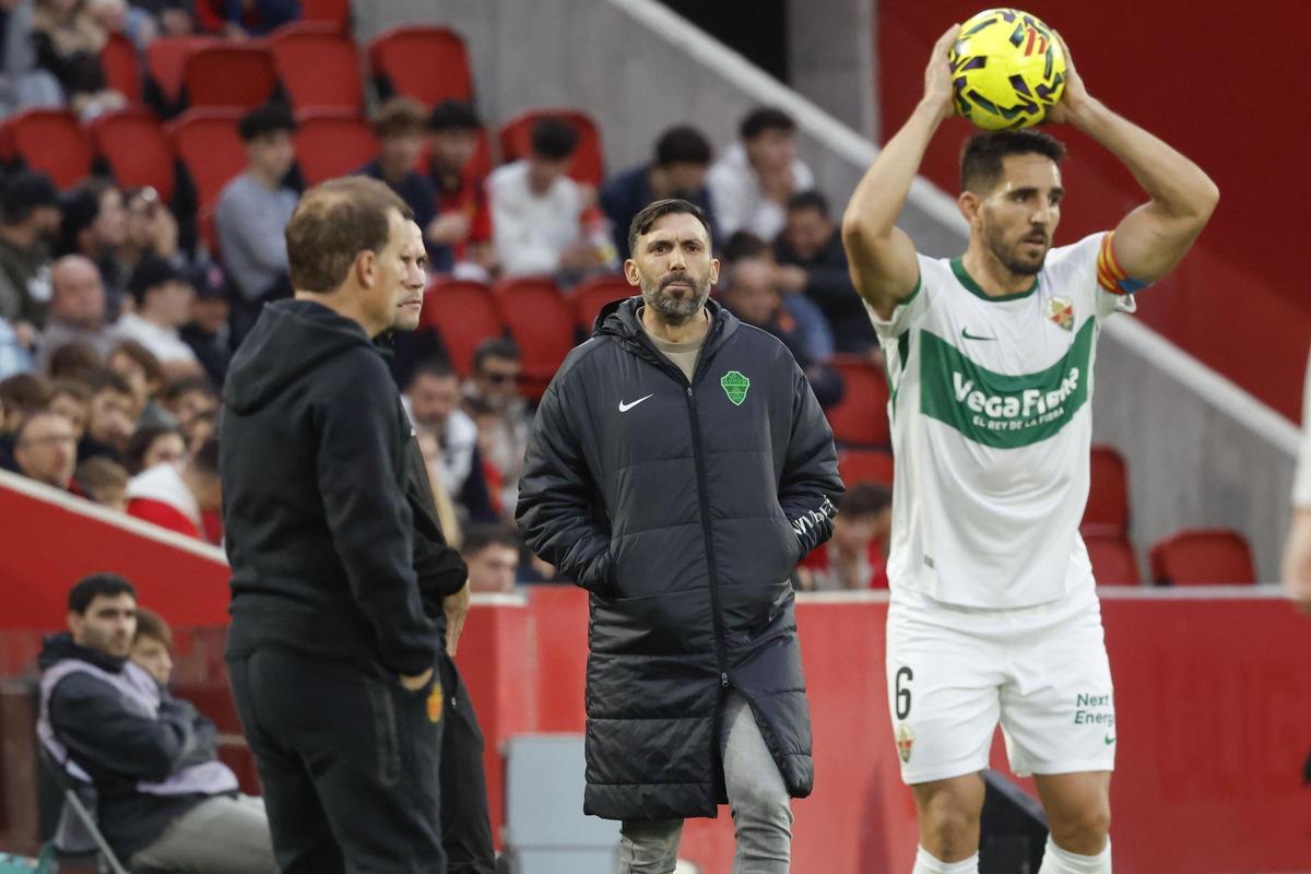 Bigas, capitán del Elche, se dispone a sacar de banda, con Sarabia detrás