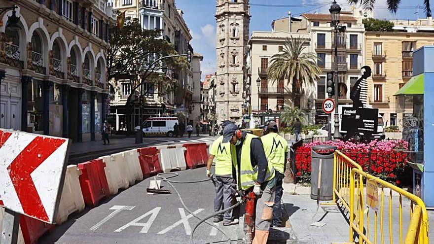 Obras de peatonalización de la plaza de la Reina de València.