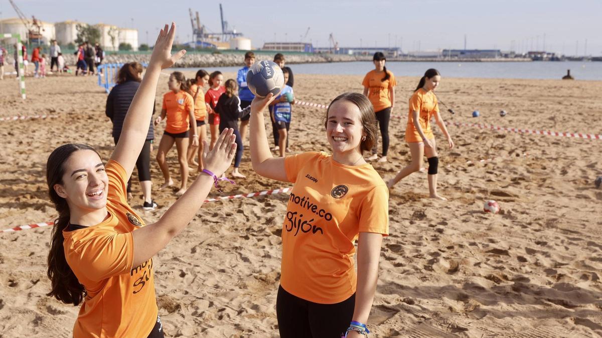 Sportowa impreza na plaży El Arbeyal z udziałem klubów z Gijón Oeste i Puerto de Gijón