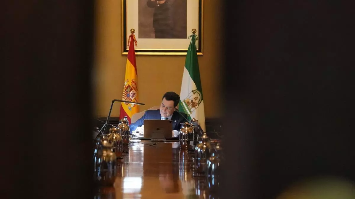 Juanma Moreno: "Ahora mismo yo no viajaría en el AVE, por lo menos en la línea de Madrid a Andalucía"