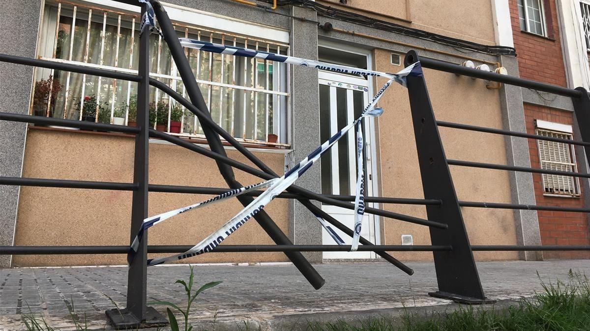 Edificio del pasaje Camèlia de Cornellà en el que se ha suicidado un inquilino que iba a ser desahuciado. En la imagen, estado de la valla sobre la que ha caído.