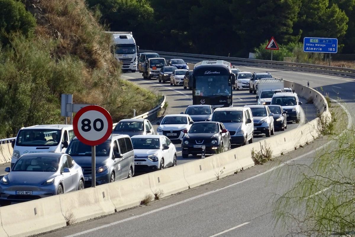 MLG (Rincón de la Victoria) 11-11-2025.-Retenciones kilométricas a causa de un camión averiado en la A-7 sentido Málaga a su paso por el Rincón de la Victoria