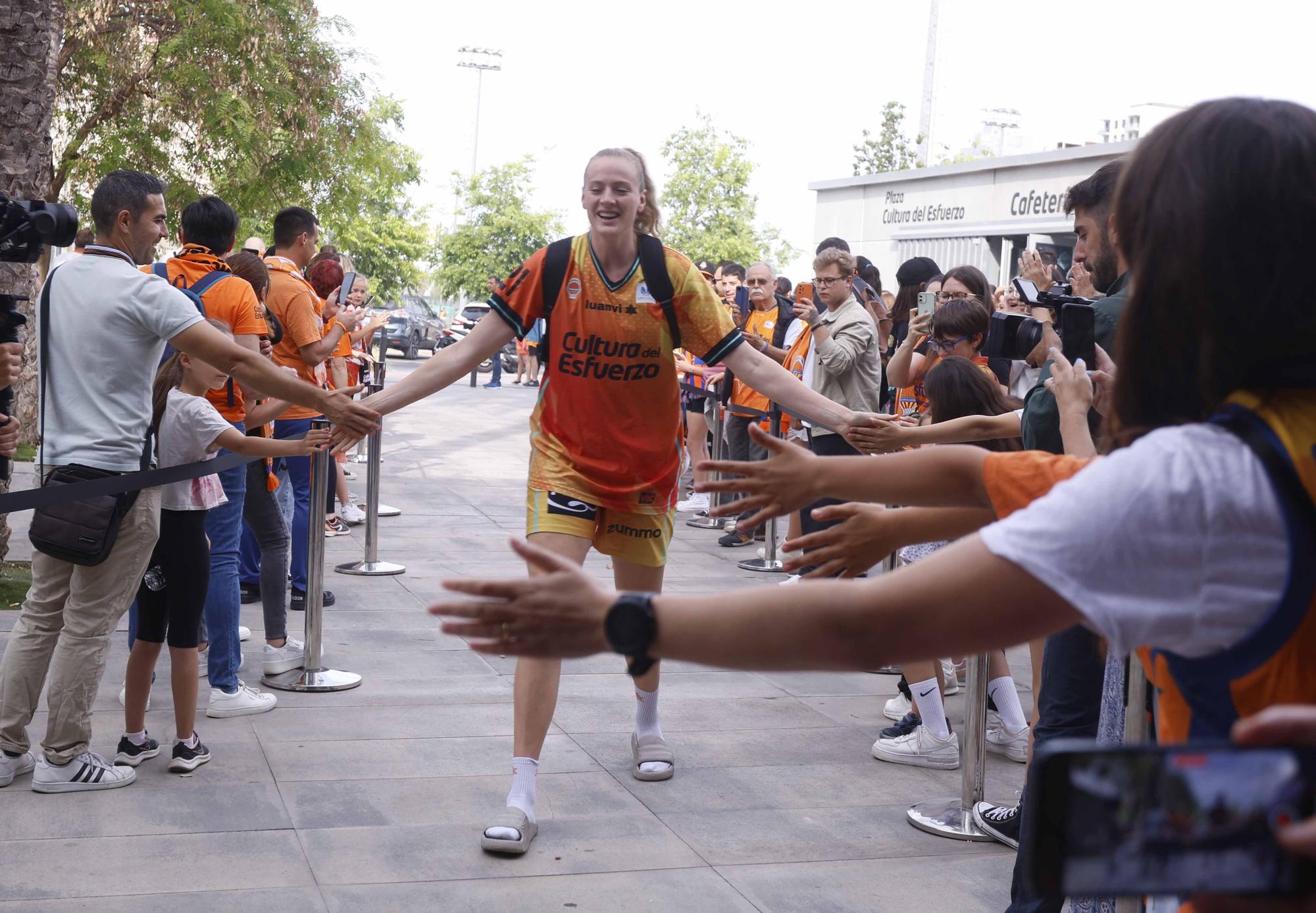 Así fue el recibimiento de los aficionados de Valencia Basket  antes de enfrentarse al  Perfumerías