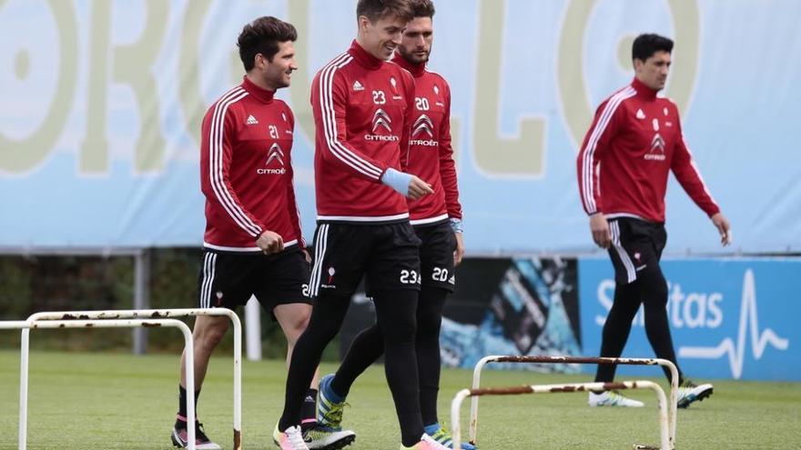 Carles Planas (izq.) junto a Señé, Sergi Gómez y Tuco Hernández, al fondo. Adrián Irago