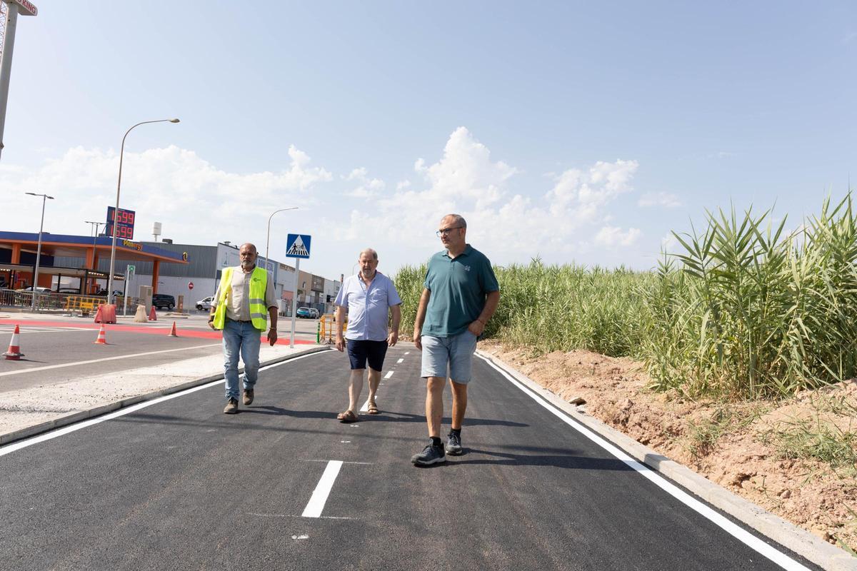 El alcalde Robert Margaix y el edil ed Urbanismo, Carles Fontestad, vivitan el carril bici.