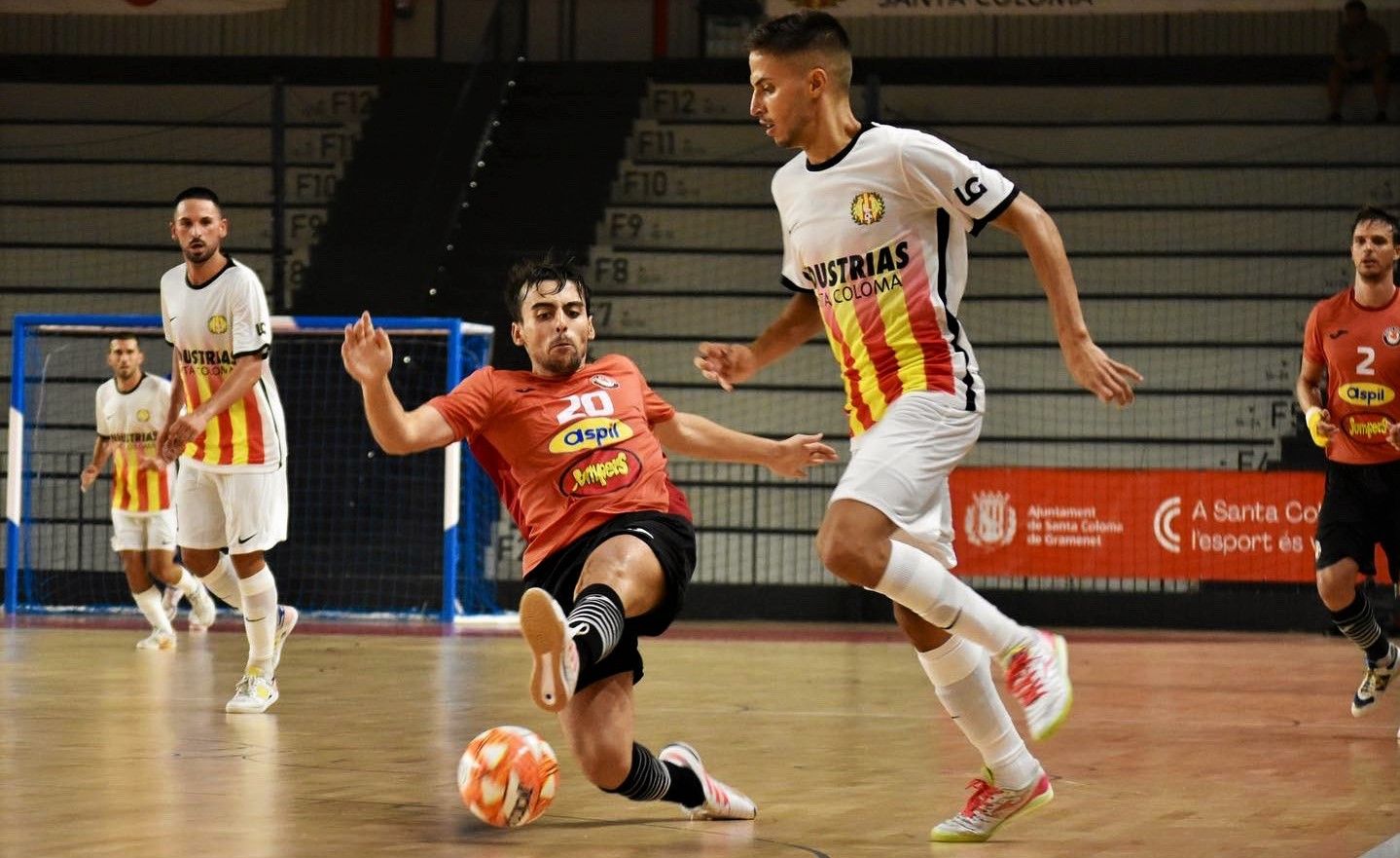 Un momento del partido entre el Industrias Santa Coloma y el Aspil-Jumpers Ribera Navarra.