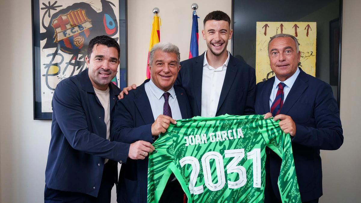 Deco, Laporta ,Joan Garcia y Rafa Yuste, tras la firma del nuevo portero azulgrana hasta 2031. Deco, Laporta ,Joan Garcia y Rafa Yuste, tras la firma del nuevo portero azulgrana hasta 2031.