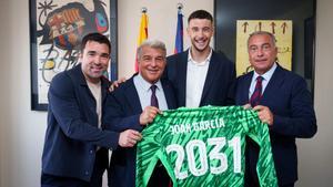Deco, Laporta ,Joan Garcia y Rafa Yuste, tras la firma del nuevo portero azulgrana hasta 2031.