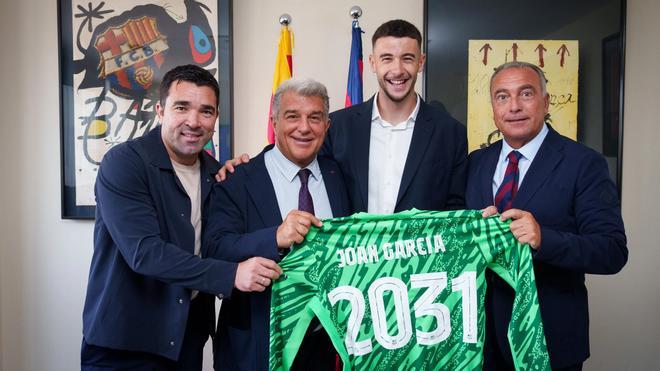 Deco, Laporta ,Joan Garcia y Rafa Yuste, tras la firma del nuevo portero azulgrana hasta 2031.