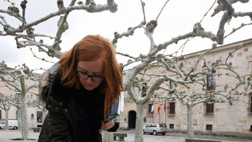 Una bibliotecaria libera materiales en Viriato.