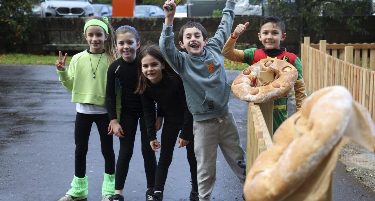 Algunos de los participantes, junto a las roscas que sirven de premio.