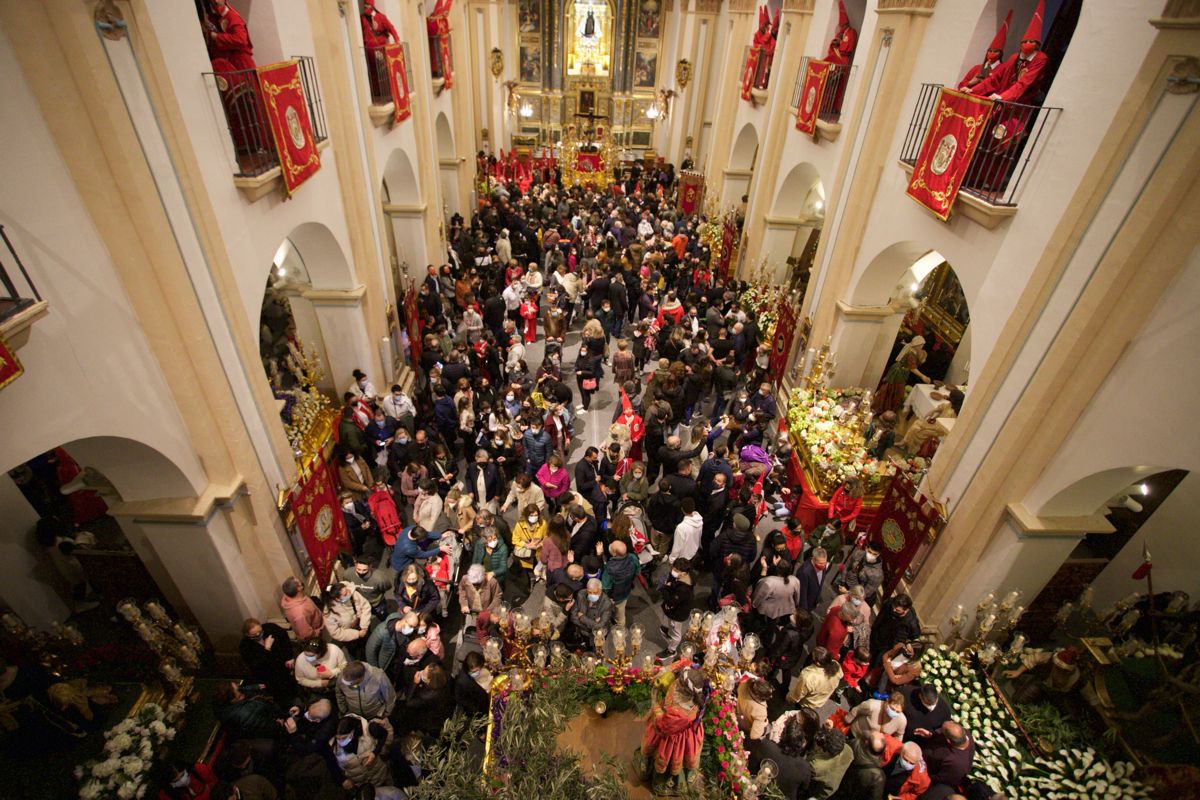 Los 'coloraos' de Murcia celebran el Miércoles Santo en la iglesia del Carmen tras la suspensión de la procesión