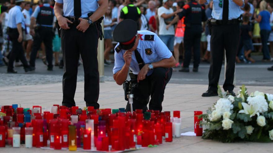 Los Mossos homenajean a las víctimas de los atentados.