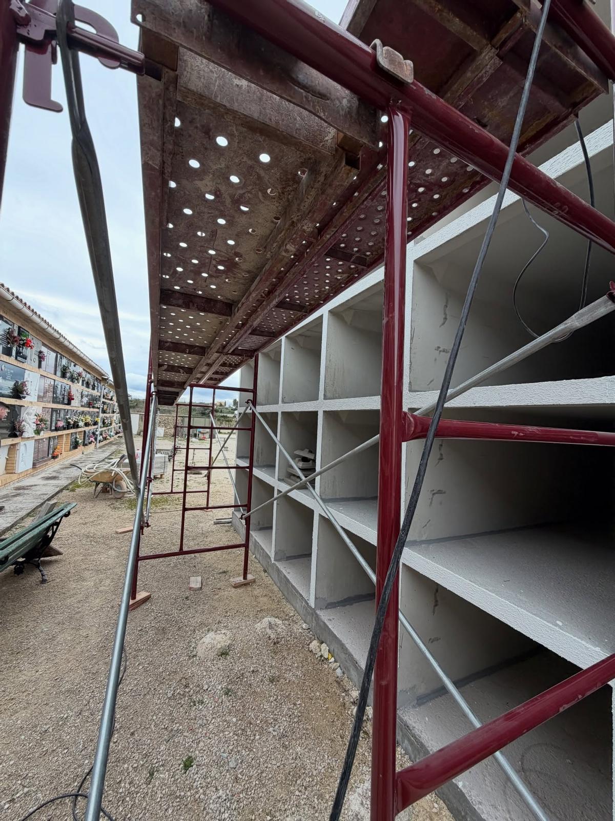 Construcción de nichos en el cementerio de Albaida.