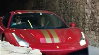 En un Ferrari por un paseo peatonal de Alicante