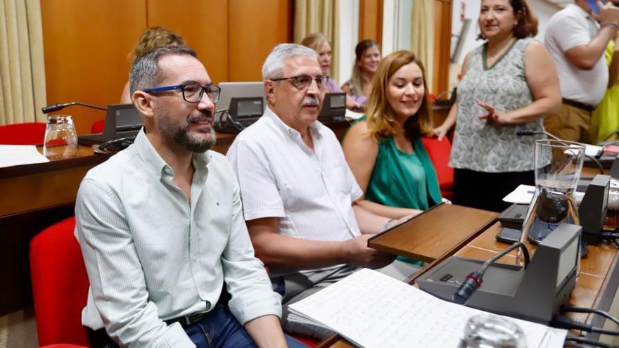 José Antonio Romero, portavoz del PSOE, junto a sus compañeras de bancada.