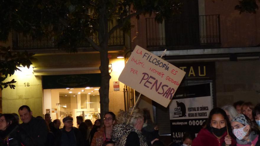 Famílies protesten amb cassoles i xiulets a la plaça de l&#039;Ajuntament de Figueres per defensar el català
