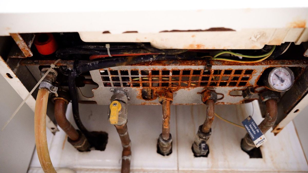 Estado de la caldera de la vivienda de Juan Francisco, totalmente oxidada