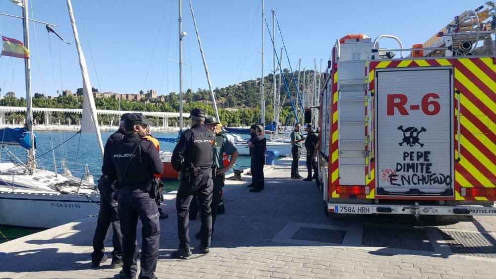 Buscan a una mujer en el agua en el Muelle Uno