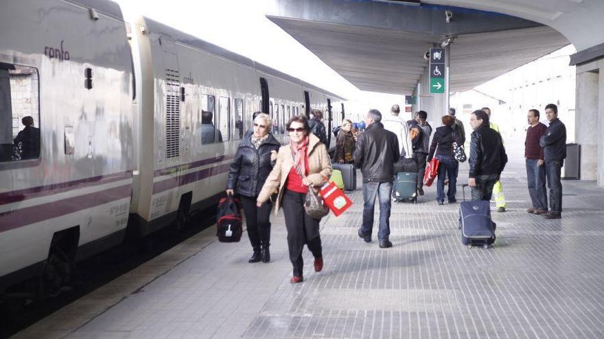 Pasajeros del tren Zamora-Coruña