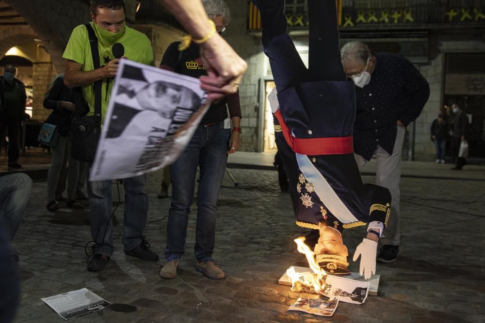 Crema de fotos del rei a Girona.