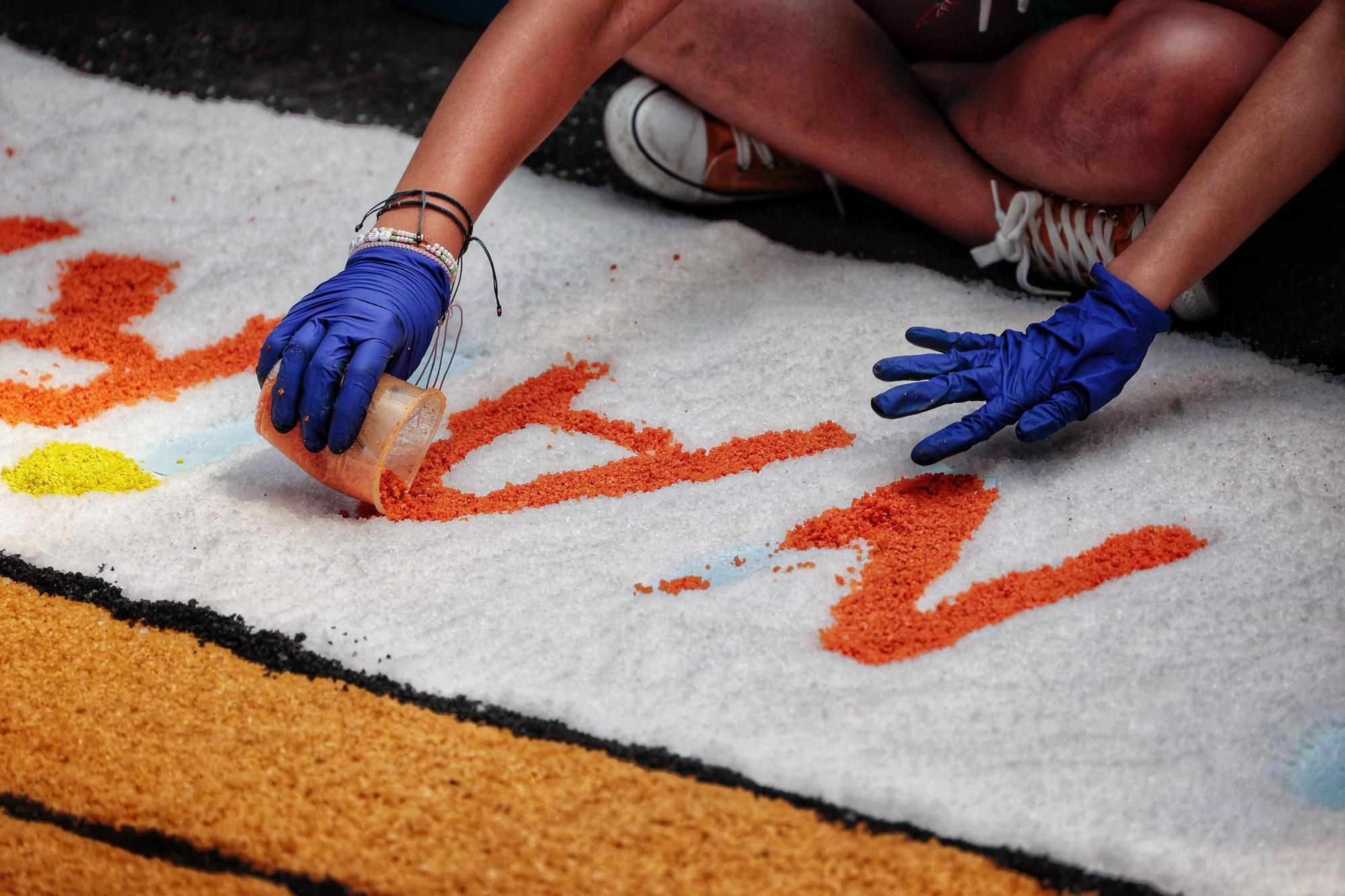 Elaboración de alfombras del Corpus en Santa Cruz