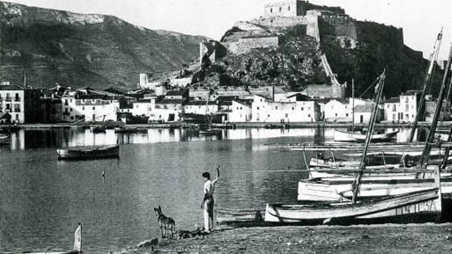 La dénia de juan chabàs sobrevive en sus descripciones y en fotografías en blanco y negro. La finca «La Marina de Chabàs» donde el escritor veraneaba. f Museu etnològic de Dénia (cedida por la familia Casamayor).El autor nació en Dénia en 1900. f Museu de Dénia.El puerto, en 1927. f postal j. Marsal.Patio de una casa de la calle Pare Pere. f a. p.