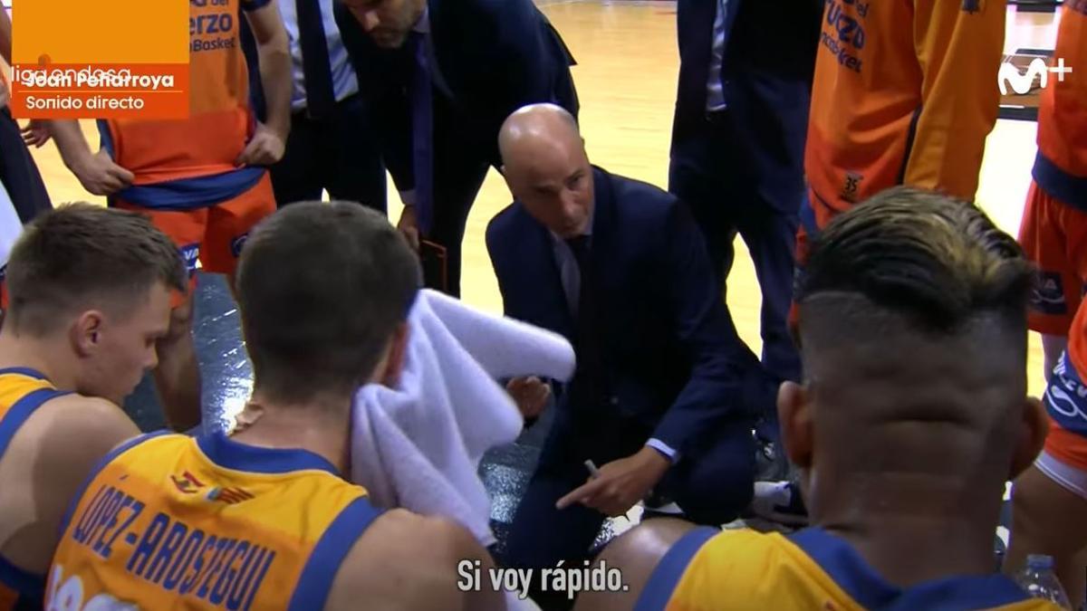 Joan Peñarroya, durante el tiempo muerto ante el Bilbao en La Fonteta.