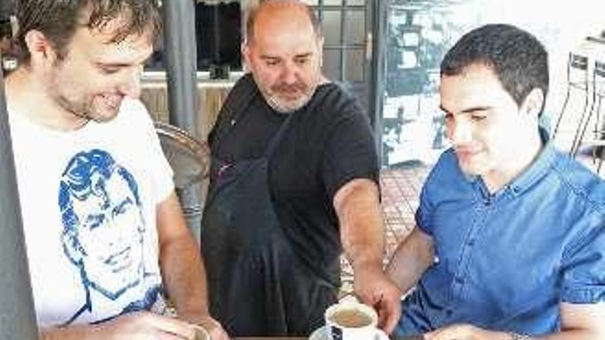 Un camarero pone un café en un establecimiento hostelero. Foto J. L. F.