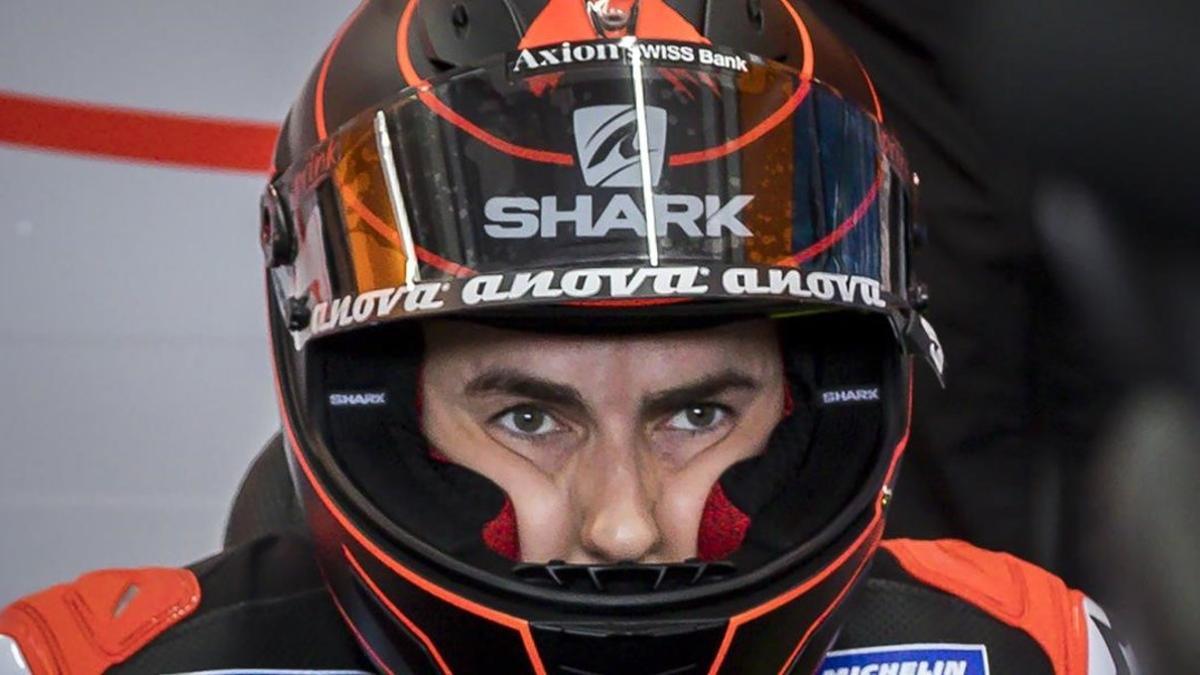 El mallorquín Jorge Lorenzo, pensativo antes de subirse, por vez primera, a su Honda.