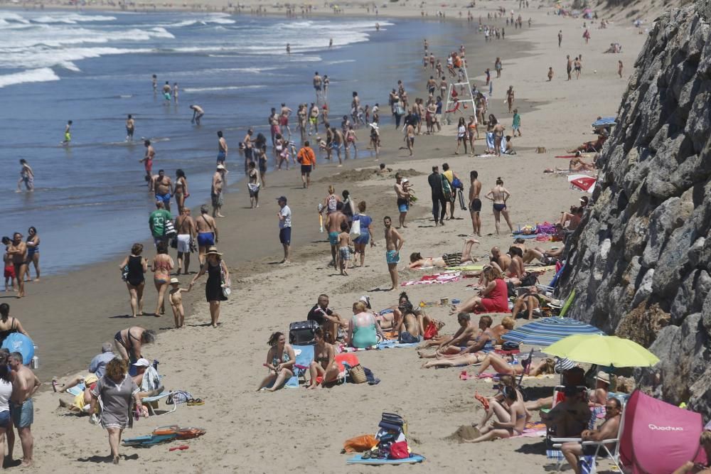 Jornada multitudinaria en las playas asturianas