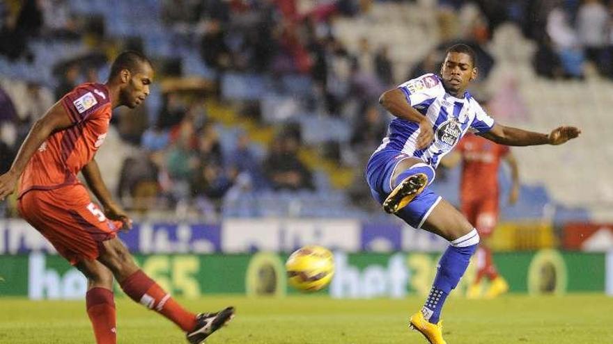 Cavaleiro trata de evitar el despeje de Naldo. carlos pardellas