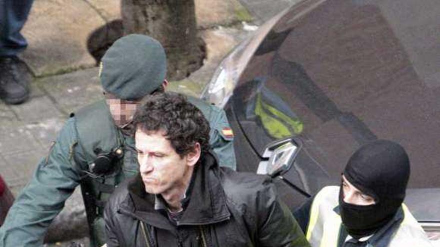 La guardia civil detiene al letrado Jon Enparantza, en Bilbao.  // Efe