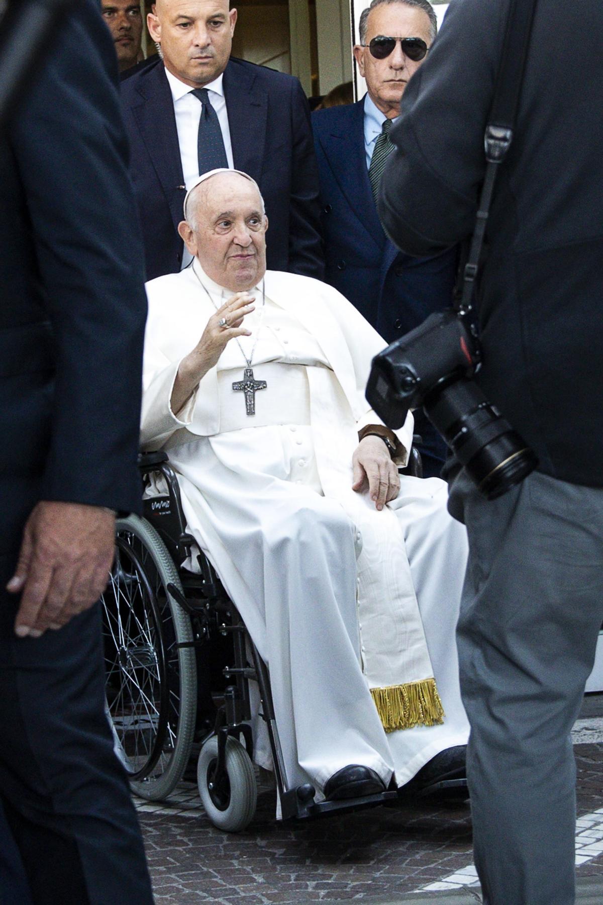 El Papa sale del hospital tras ser operado de una hernia abdominal