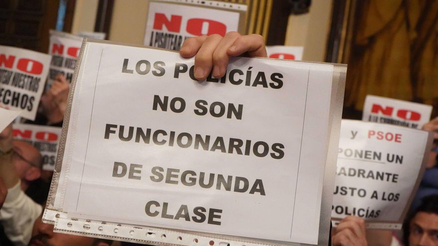 Guarido reprueba los &quot;carteles machistas&quot; de un agente en la protesta de la Policía Municipal