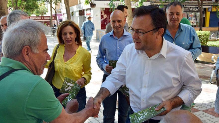 El secretario general del PSOE de Málaga Miguel Ángel Heredia en el barrio de La Luz.