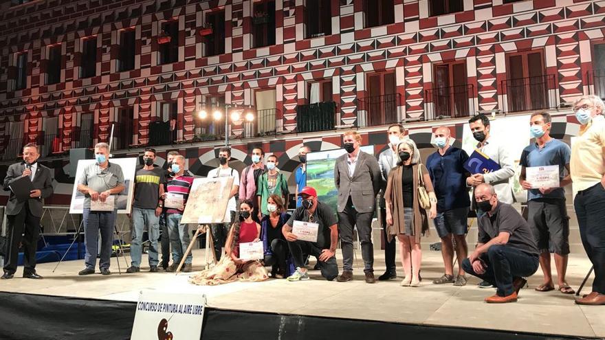 Los ganadores, con sus obras, en el escenario de la plaza Alta, esta noche de sábado.