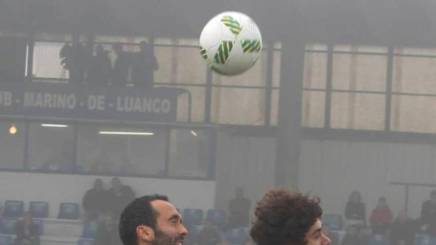 Llerandi pelea un balón con David Álvarez.